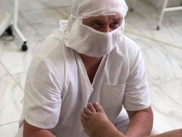 Клеїла шпалери і впала з табуретки: волинські лікарі врятували жінці ногу. ФОТО