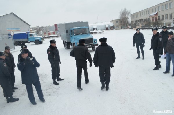 Блокування ВВшників у Луцьку: день другий. ФОТО