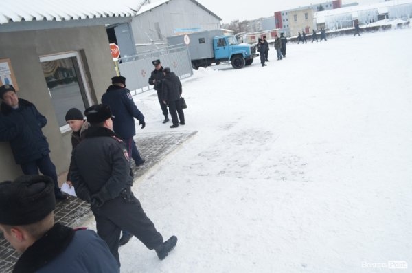 Блокування ВВшників у Луцьку: день другий. ФОТО