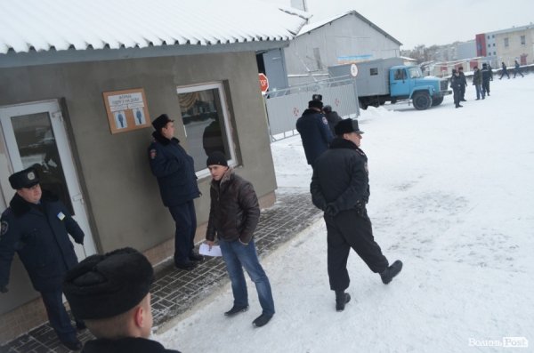 Блокування ВВшників у Луцьку: день другий. ФОТО