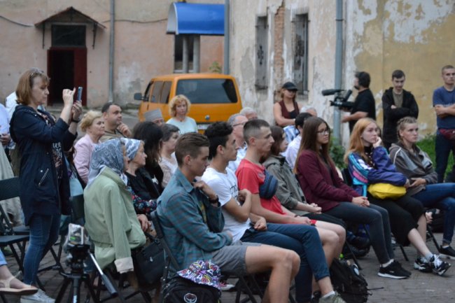 Окраєць хліба на двадцятьох: молодь провела ніч у стінах Луцької тюрми. ФОТО