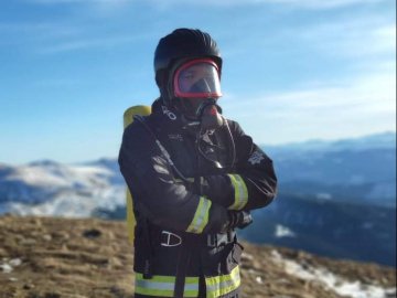 В повному спорядженні: у свій день народження волинський рятувальник підкорив Говерлу. ФОТО