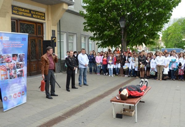У Луцьку на вулиці вчили рятувати людей. ФОТО