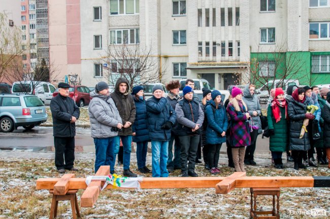 У Луцьку освятили хрест під будівництво дитячої церкви. ФОТО