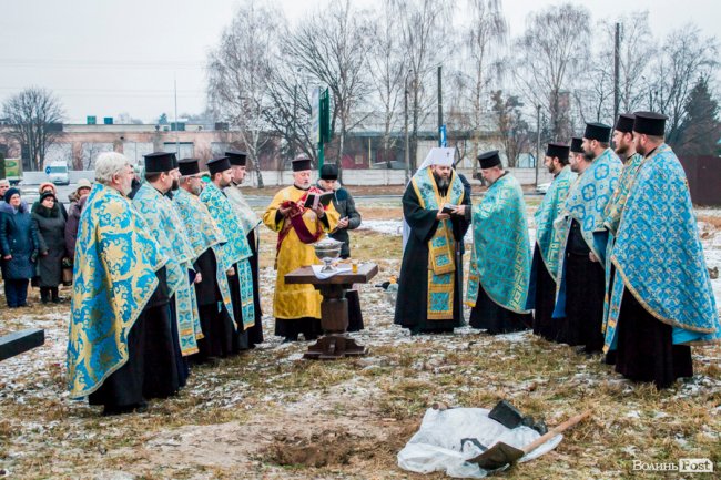 У Луцьку освятили хрест під будівництво дитячої церкви. ФОТО