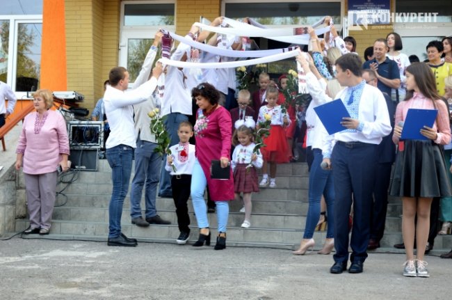 Кульки, бантики і квіти: як луцька школа №1 святкувала перше вересня. ФОТО