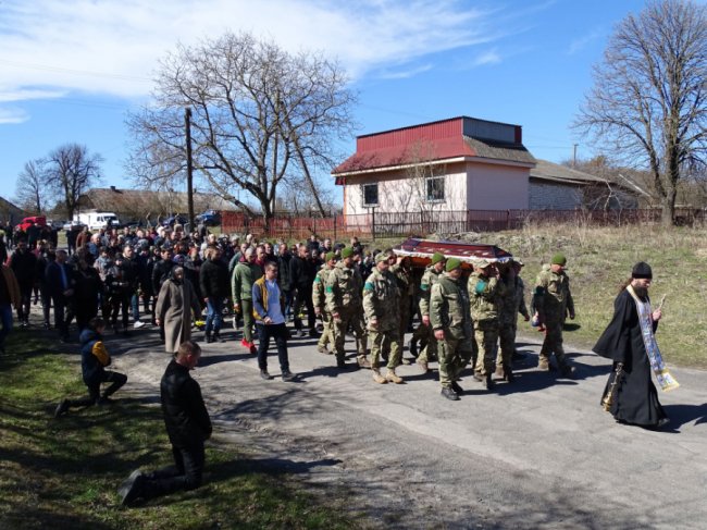 Навколішки проводжала уся громада: на Волині попрощалися із полеглим за Україну воїном