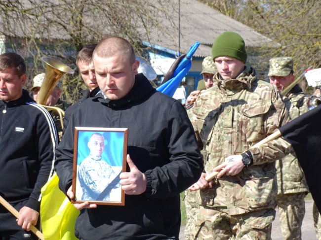 Навколішки проводжала уся громада: на Волині попрощалися із полеглим за Україну воїном