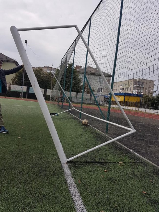На Волині футбольні ворота впали на дитину. ФОТО