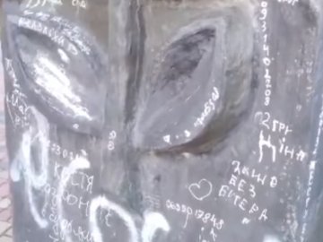 У Володимирі вандали розмалювали пам'ятник Ярославу Осмомислу. ВІДЕО