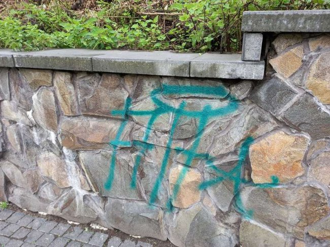 У Луцьку вандали розмалювали стіни замку Любарта: як вирішать проблему. ФОТО