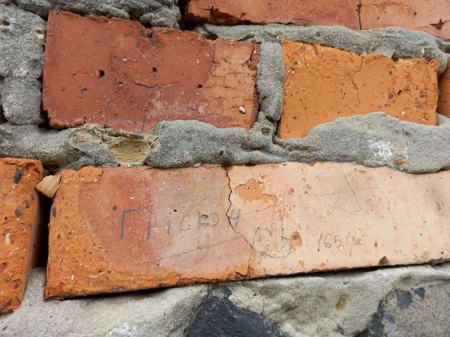 У Луцьку вандали розмалювали стіни замку Любарта: як вирішать проблему. ФОТО