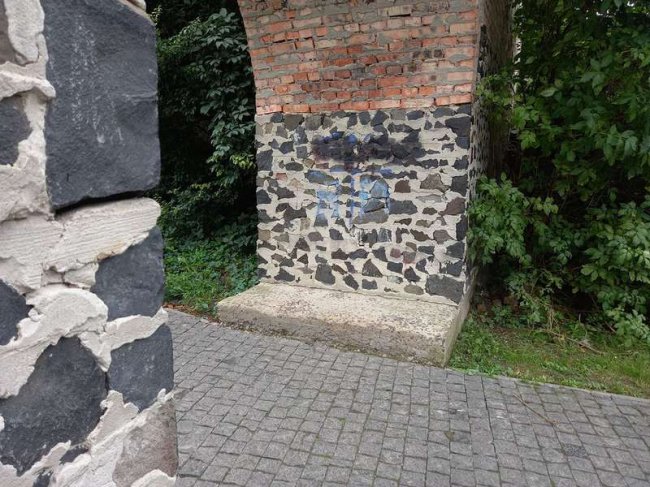 У Луцьку вандали розмалювали стіни замку Любарта: як вирішать проблему. ФОТО