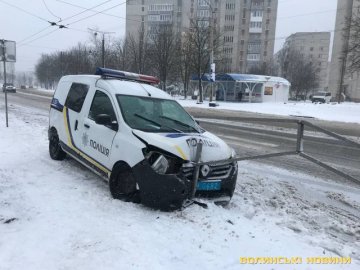 У Луцьку автомобіль поліції потрапив у ДТП, його відкинуло в огорожу. ФОТО