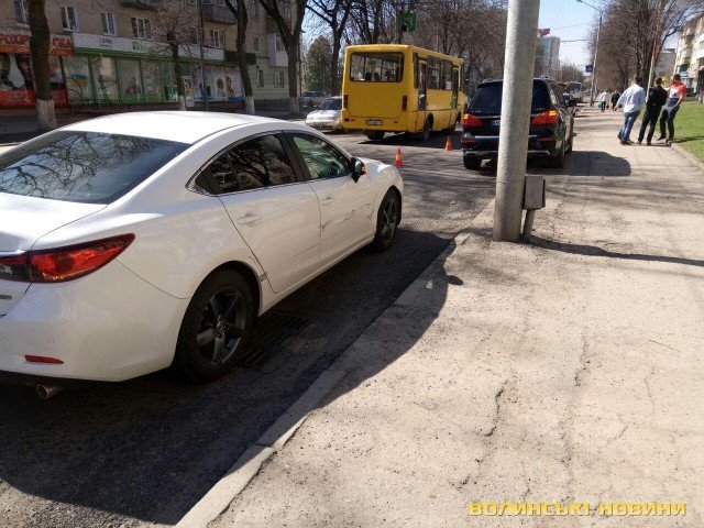 У Луцьку поліція шукає водія авто, яке стукнуло Mazda. ФОТО