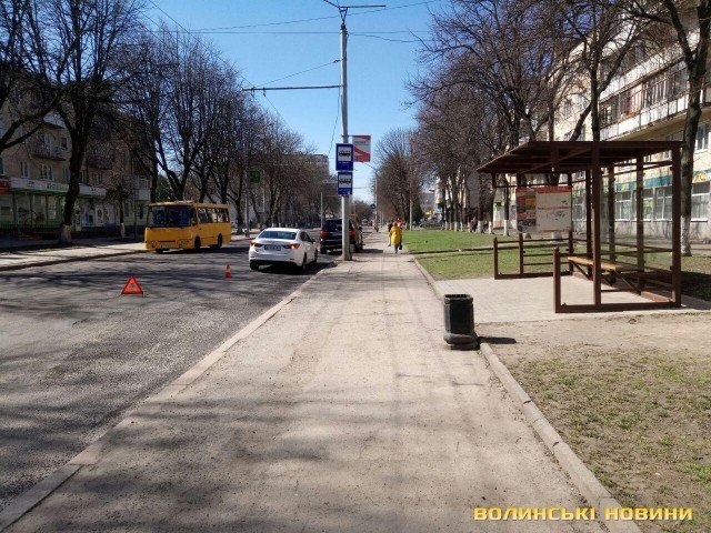 У Луцьку поліція шукає водія авто, яке стукнуло Mazda. ФОТО