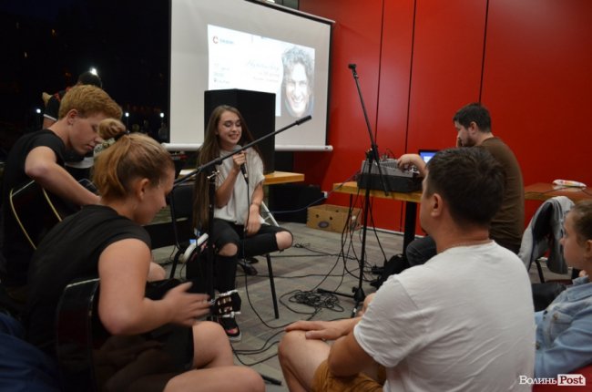 Атмосферно і затишно: у Луцьку співали в пам'ять про Скрябіна. ФОТО