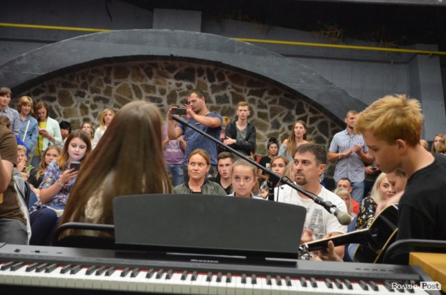 Атмосферно і затишно: у Луцьку співали в пам'ять про Скрябіна. ФОТО