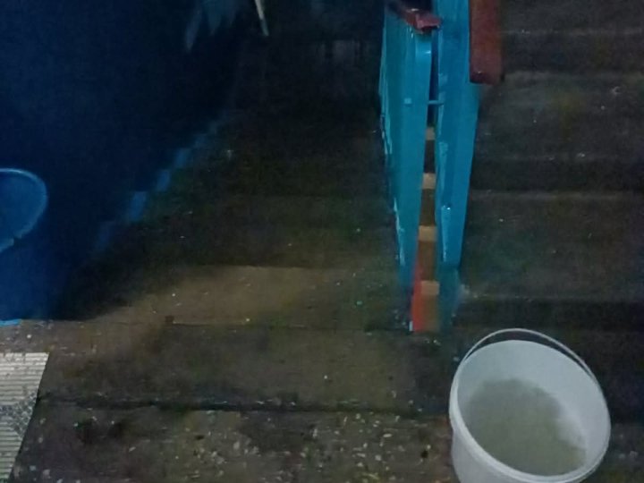 У Луцьку через прорив стічної труби затопило під’їзд і шахту ліфта: що каже ЖЕК