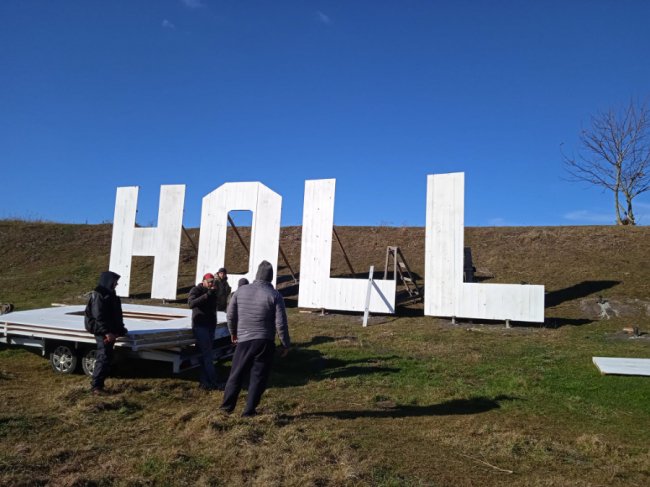 Поблизу Луцька відновили знак Hollywood