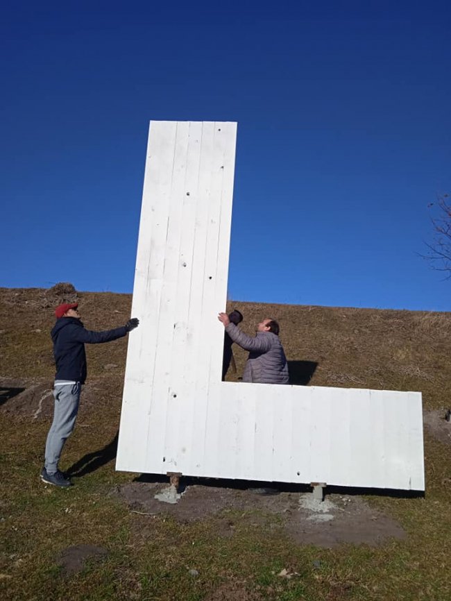 Поблизу Луцька відновили знак Hollywood