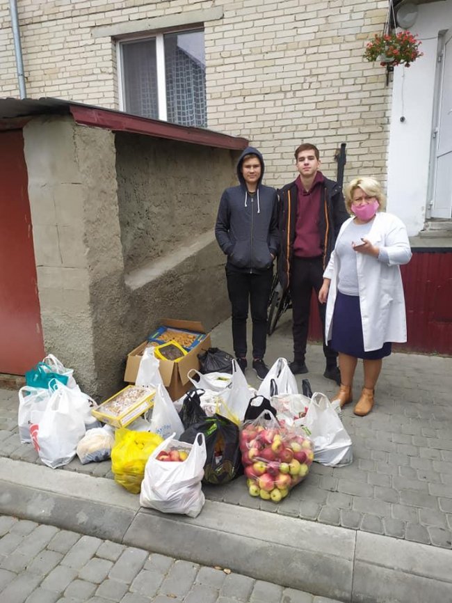 Акція «Милосердя»: учні школи у Рованцях зібрали подарунки для літніх людей 