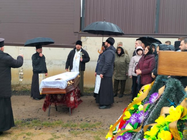 Волиняни навколішки прощалися із Героєм Валерієм Калішем