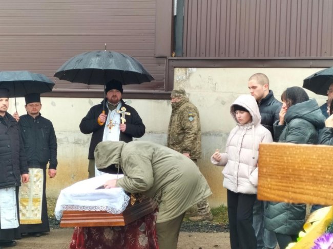 Волиняни навколішки прощалися із Героєм Валерієм Калішем