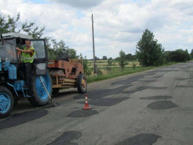 Ремонтують дорогу між  райцентрами Рожище і Ківерці. ФОТО