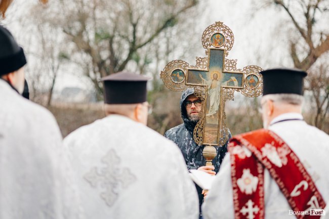 Водохреще у Луцьку: освячення води в річці Стир та занурення лучан. ФОТОРЕПОРТАЖ