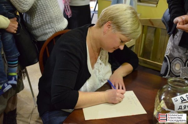 У Луцьку ‒ виставка-продаж картин заради особливих дітей. ФОТО