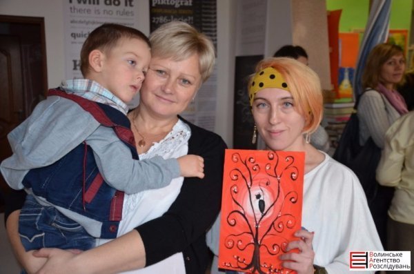 У Луцьку ‒ виставка-продаж картин заради особливих дітей. ФОТО