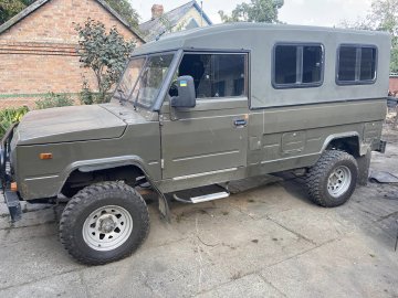 На Волині волонтери готують авто для евакуації поранених