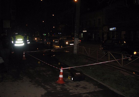 У Хмельницькому зловмисник ударив волонтерку ножем 