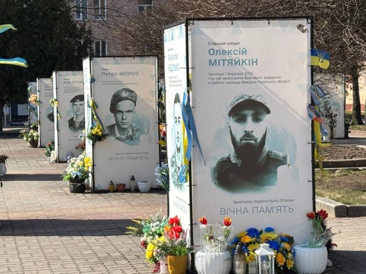 У місті на Волині розширили Алею Героїв: встановили ще 26 портретів полеглих воїнів
