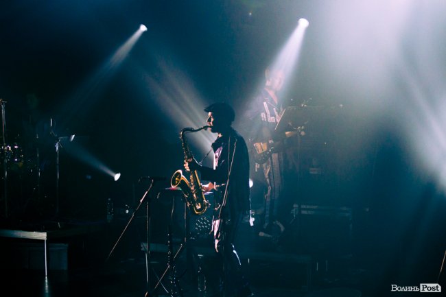 Квітчаста піжама, босі ноги і сотні «дякую»: у Луцьку – «майже квартирник» Бабкіна. ФОТО