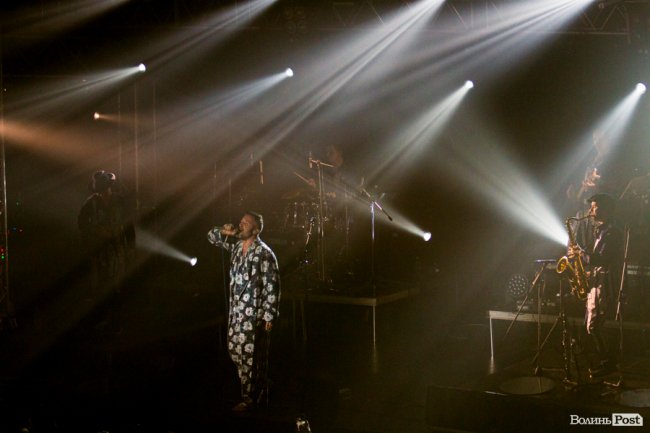 Квітчаста піжама, босі ноги і сотні «дякую»: у Луцьку – «майже квартирник» Бабкіна. ФОТО