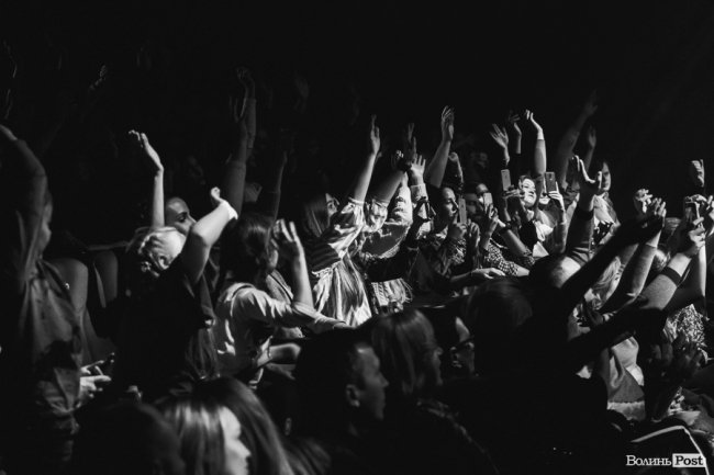 Квітчаста піжама, босі ноги і сотні «дякую»: у Луцьку – «майже квартирник» Бабкіна. ФОТО