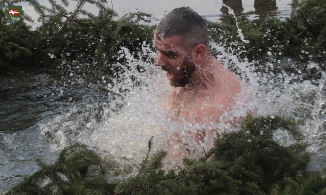 Як воїни 14 ОМБр пірнали у річку на Водохреще. ФОТО