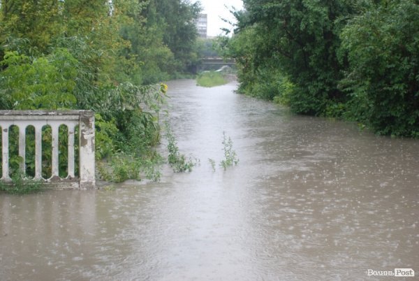 Розлив Сапалаївки: вид з мосту на Ярощука в бік вулиці Шопена