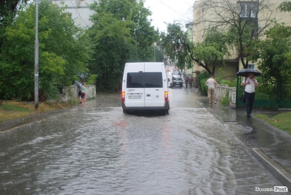 Це авто через міст не поїхало