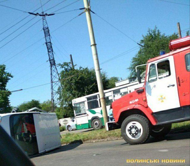 У Луцьку на дорозі перекинувся бус. ФОТО