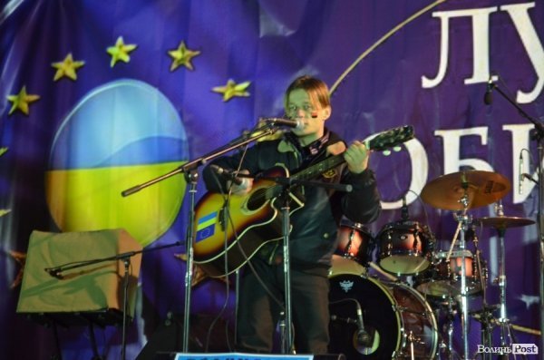 Як у Луцьку музиканти розважали люд на Євромайдані. ФОТО. ВІДЕО
