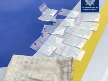 Намагався сховатися: у Луцьку спіймали хлопця з 12 пакетиками наркотиків
