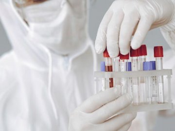 Новий антирекорд: в Україні –  2 438 випадків коронавірусу за добу, на Волині – 52