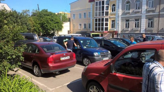 Тітушкам під Луцькрадою платили по 300-400 гривень, – ЗМІ