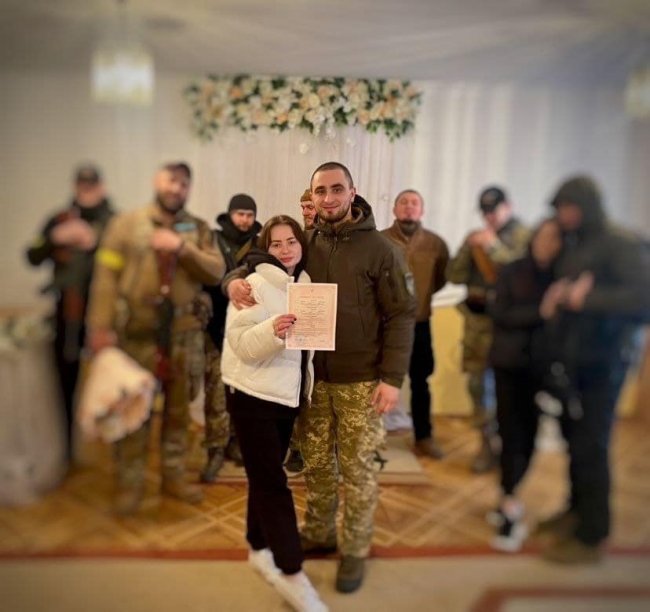 У Луцьку закохана пара побралася дистанційно: він – на передовій, вона – у Палаці урочистих подій