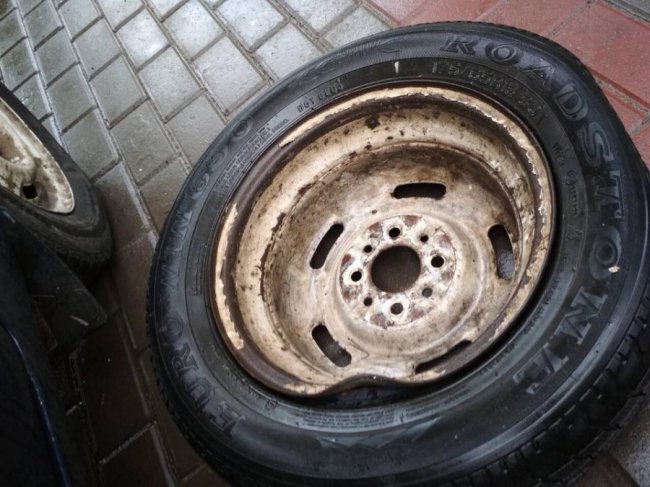 Не підлягає ремонту: через яму у Луцьку в авто спускає колеса. ФОТО
