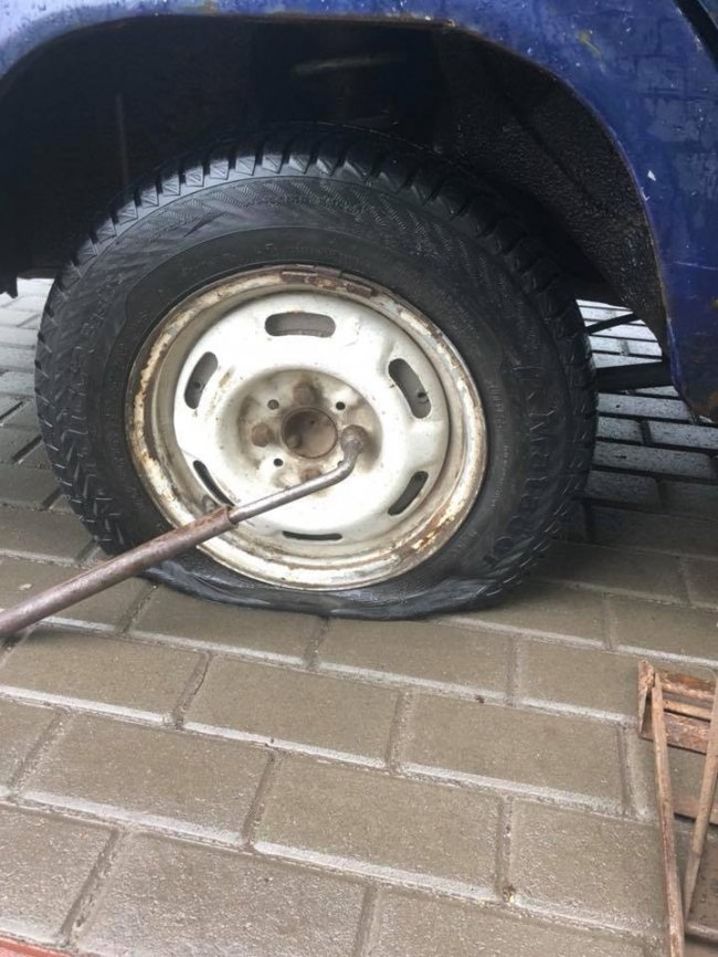 Не підлягає ремонту: через яму у Луцьку в авто спускає колеса. ФОТО