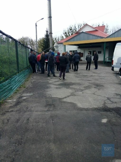 На «Устилузі» митники не пускали людей, які везли в Україну пальне з Польщі. ФОТО